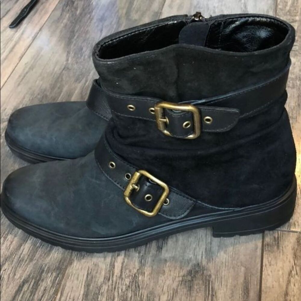 New Munro booties size 8